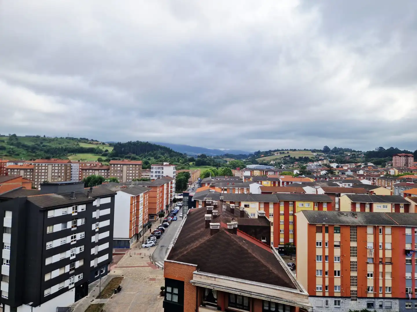 Vista exterior de Pis en venda en Avilés amb Calefacció, Parquet i Traster