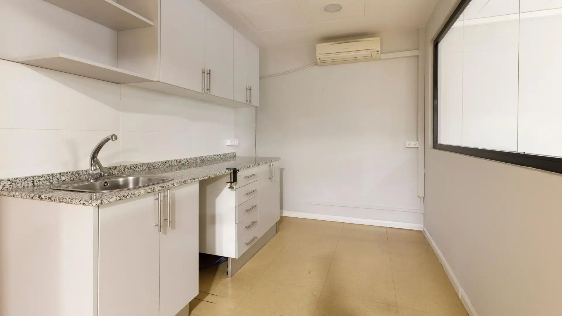Cocina de Oficina de alquiler en Barcelona con Aire acondicionado y Terraza