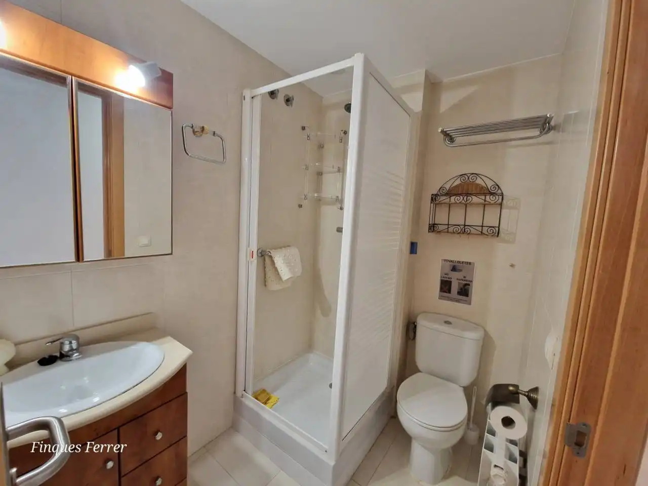 Baño de Piso de alquiler en Cubelles con Aire acondicionado, Calefacción y Jardín privado