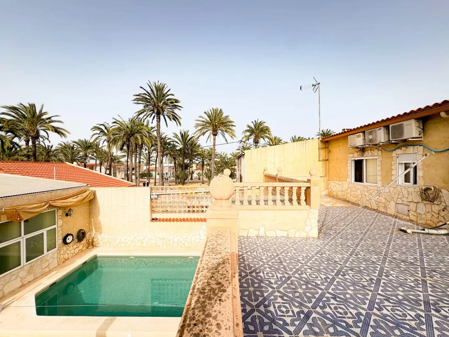 Terrasse von Einfamilien-Reihenhaus zum Verkauf in San Isidro mit Klimaanlage, Privatgarten und Terrasse