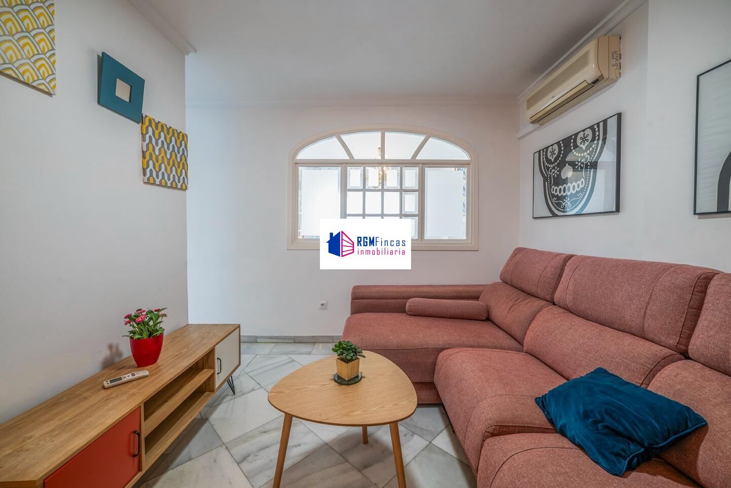 Living room of Flat for sale in  Sevilla Capital  with Air Conditioner and Furnished