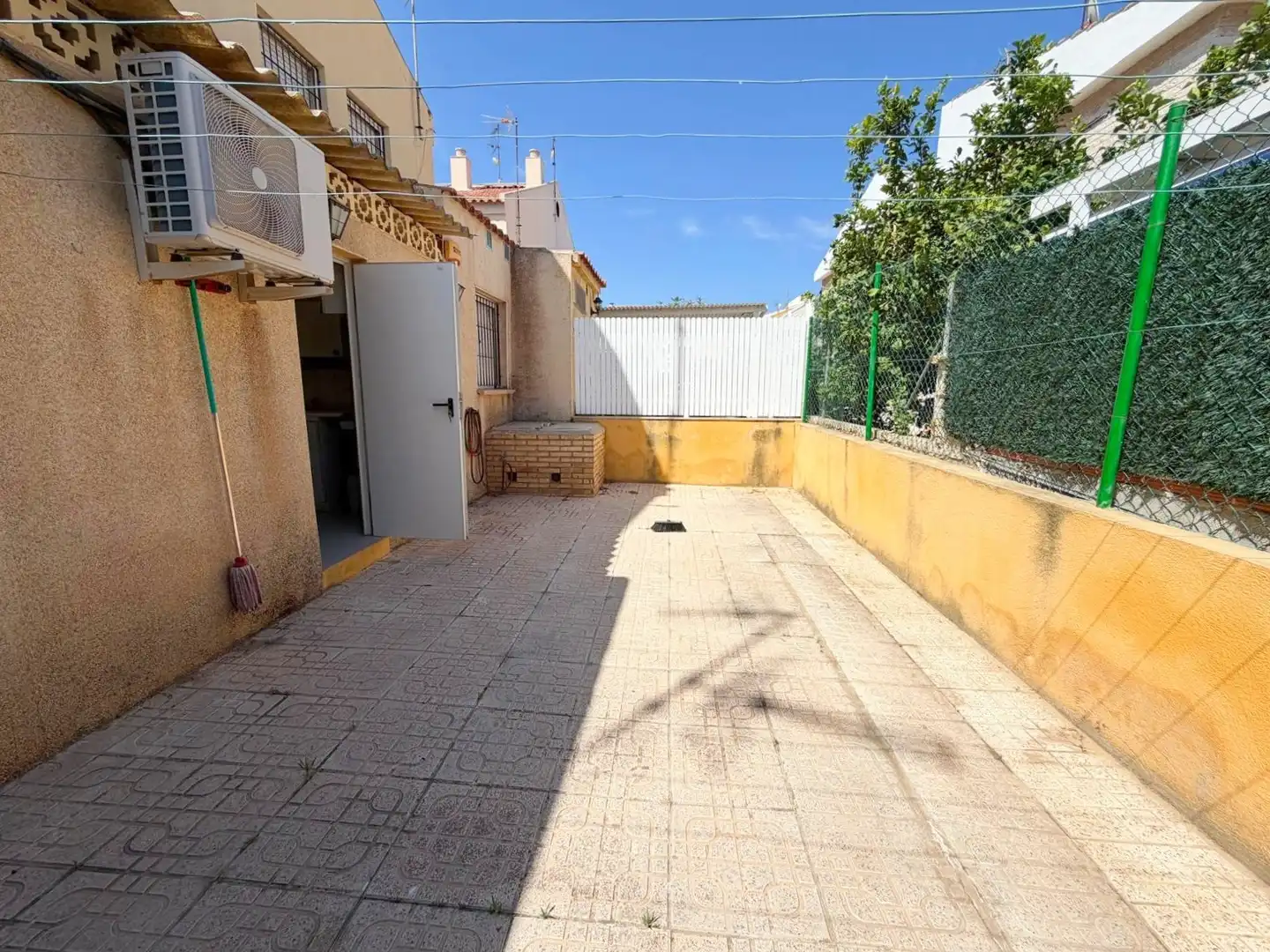 Vista exterior de Casa o xalet en venda en Los Alcázares amb Aire condicionat, Terrassa i Moblat