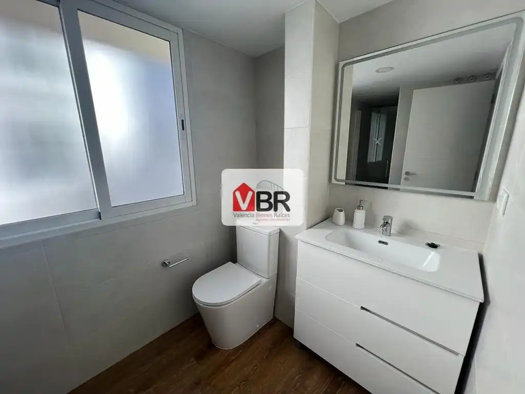 Badezimmer von Wohnung zur Miete in Valencia mit Klimaanlage, Heizung und Terrasse