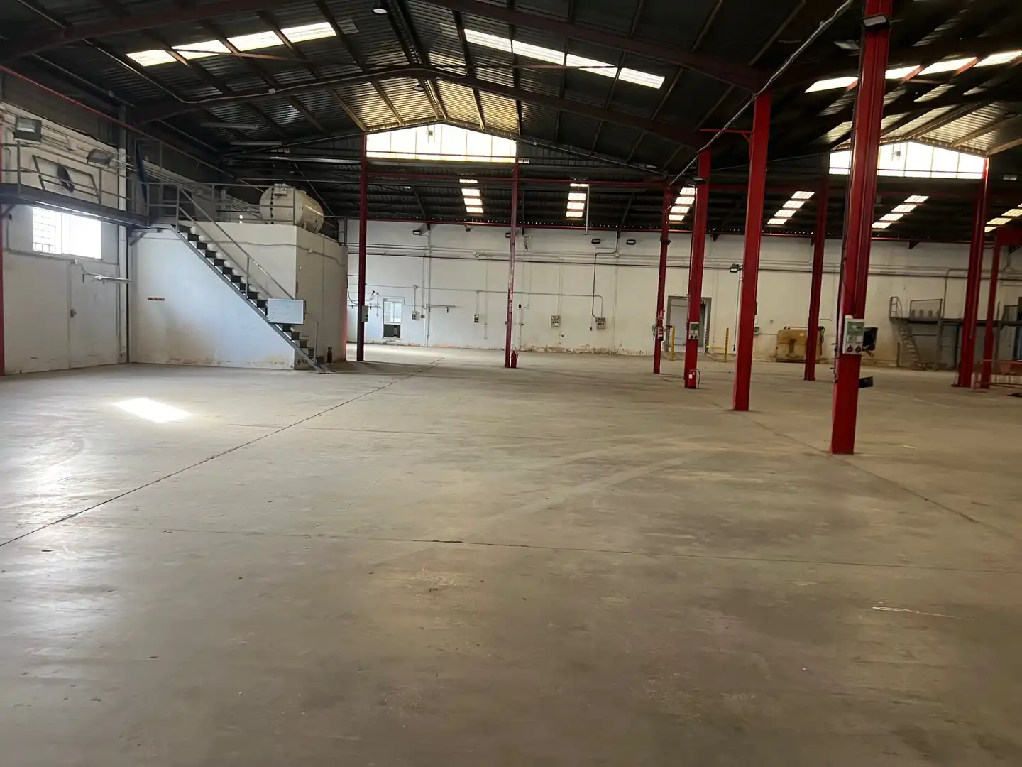 Nau industrial de lloguer en Quart de Poblet amb Alarma