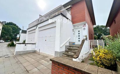 Außenansicht von Einfamilien-Reihenhaus zum verkauf in Olot mit Terrasse und Balkon