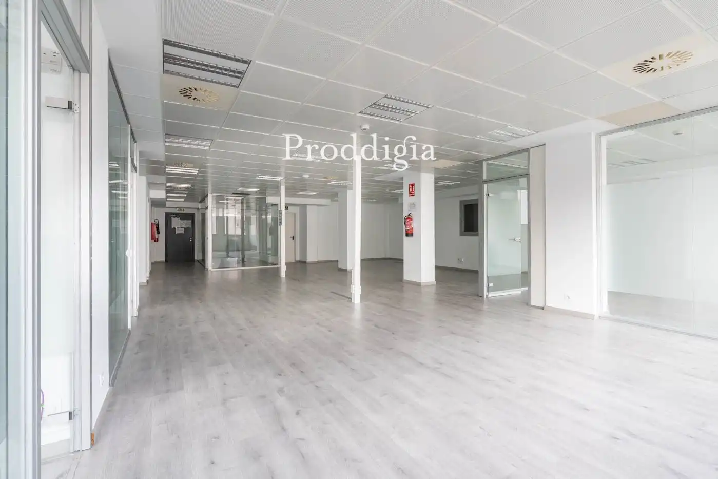 Büro zur Miete in Barcelona mit Klimaanlage, Heizung und Alarm
