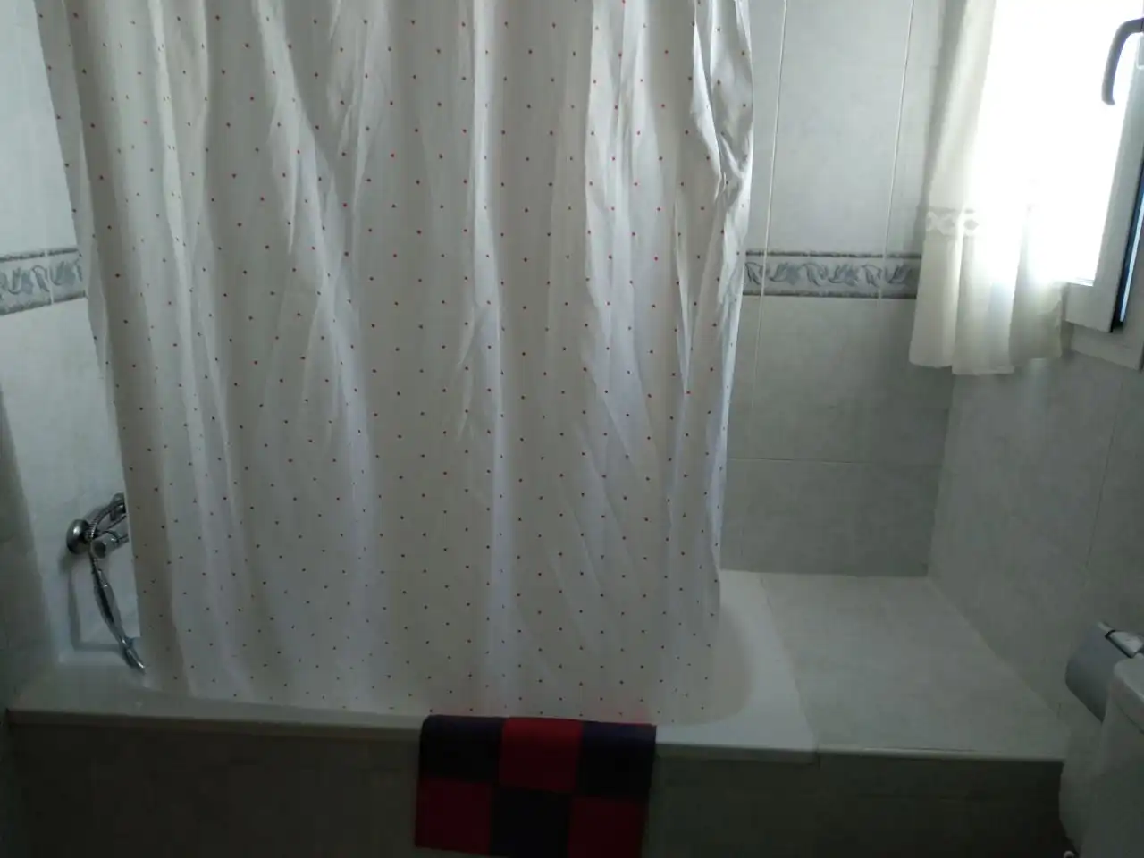 Bany de Apartament de lloguer en Isla Cristina amb Aire condicionat, Terrassa i Moblat