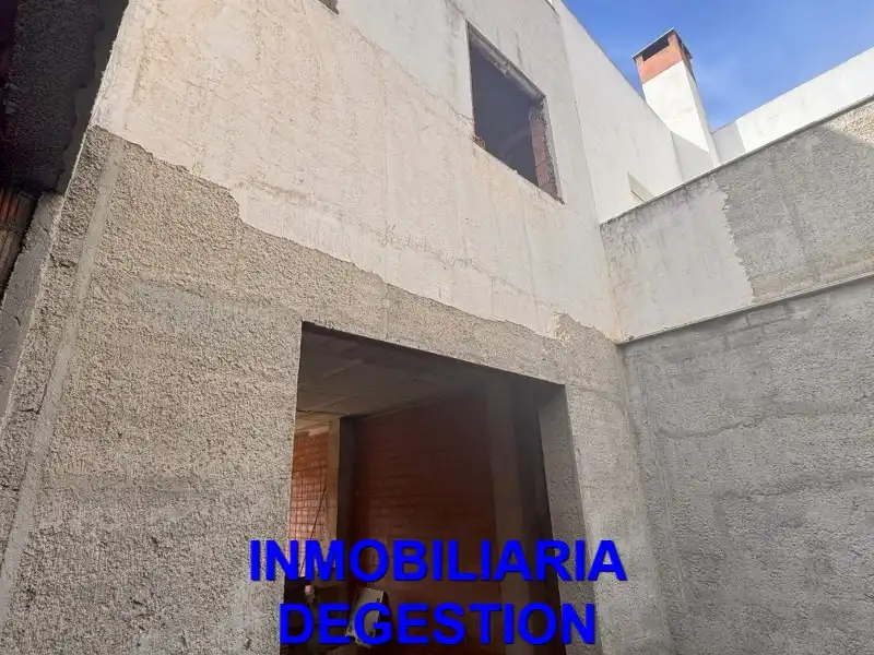 Vista exterior de Casa adosada en venda en Linares amb Terrassa i Balcó