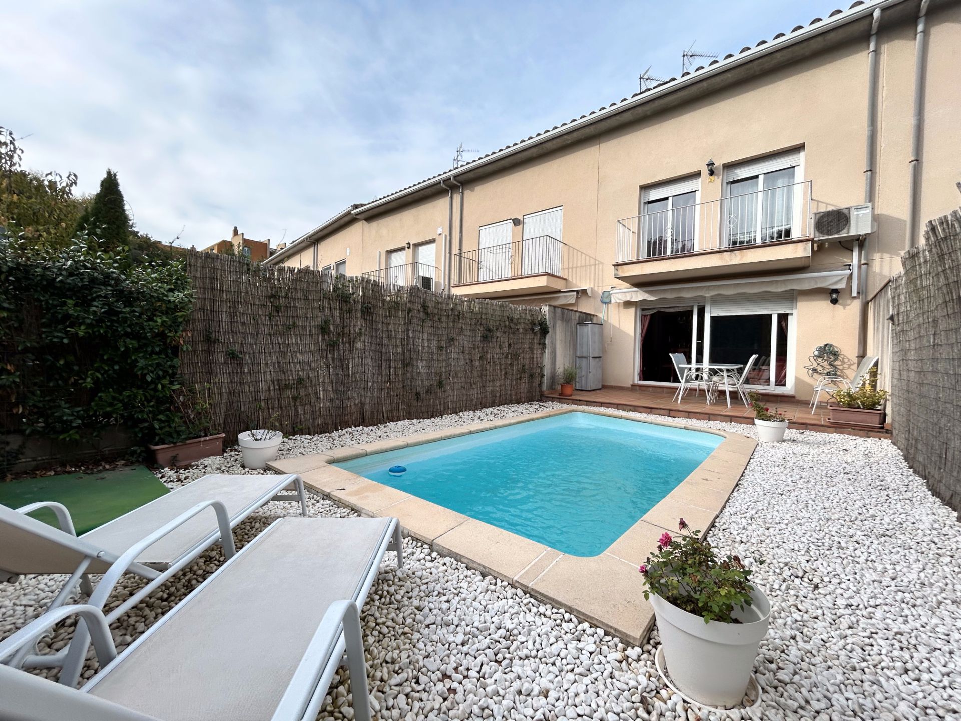 Swimming pool of House or chalet for sale in Girona Capital  with Air Conditioner, Heating and Private garden