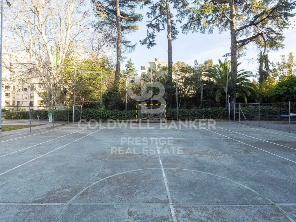 Vista exterior de Piso en venta en Barcelona con Jardín privado, Terraza y Piscina comunitaria