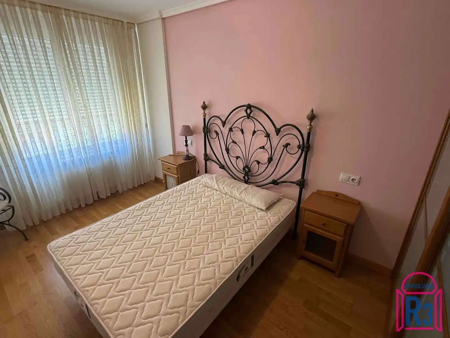Dormitori de Casa adosada de lloguer en Villaquilambre amb Calefacció, Jardí privat i Moblat