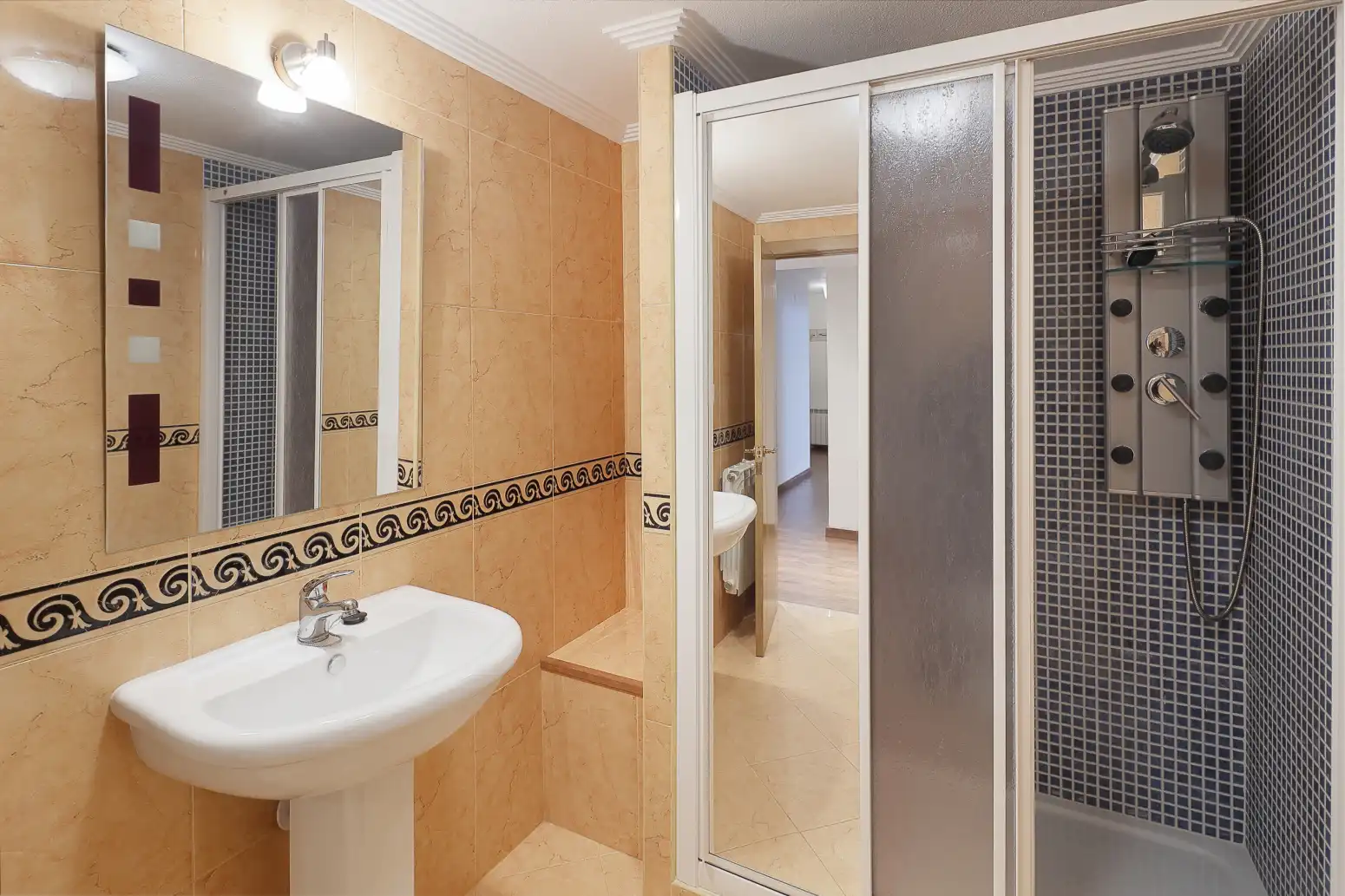Baño de Piso en venta en Gijón  con Calefacción y Balcón