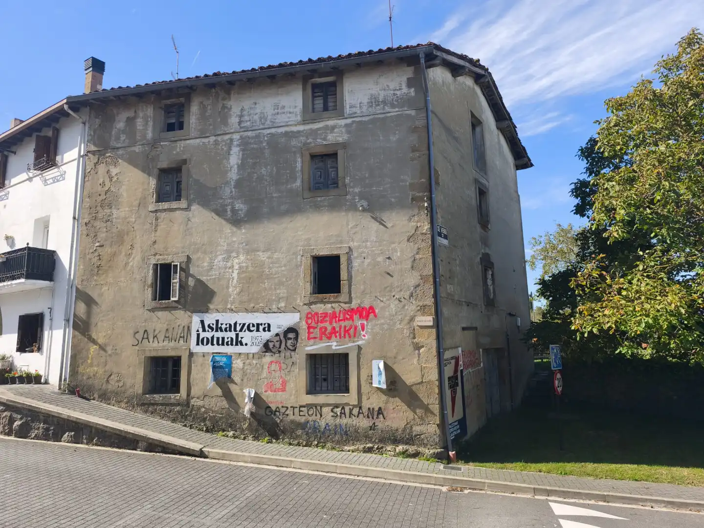 Außenansicht von Einfamilien-Reihenhaus zum Verkauf in Urdiain