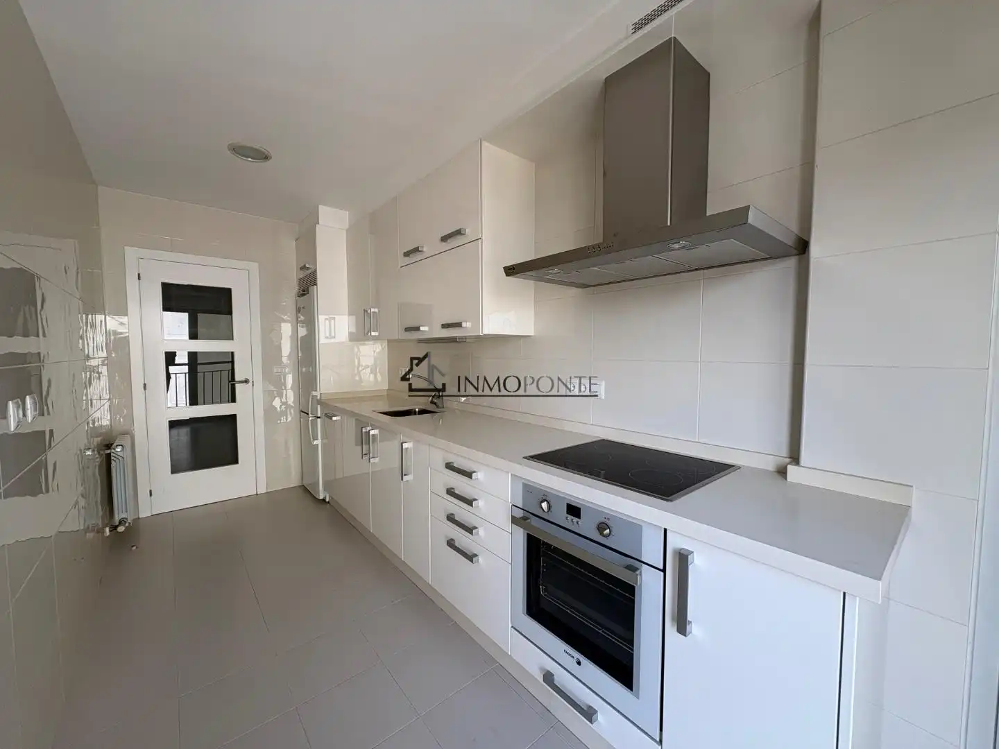 Cocina de Piso de alquiler en Pontevedra Capital  con Calefacción y Trastero