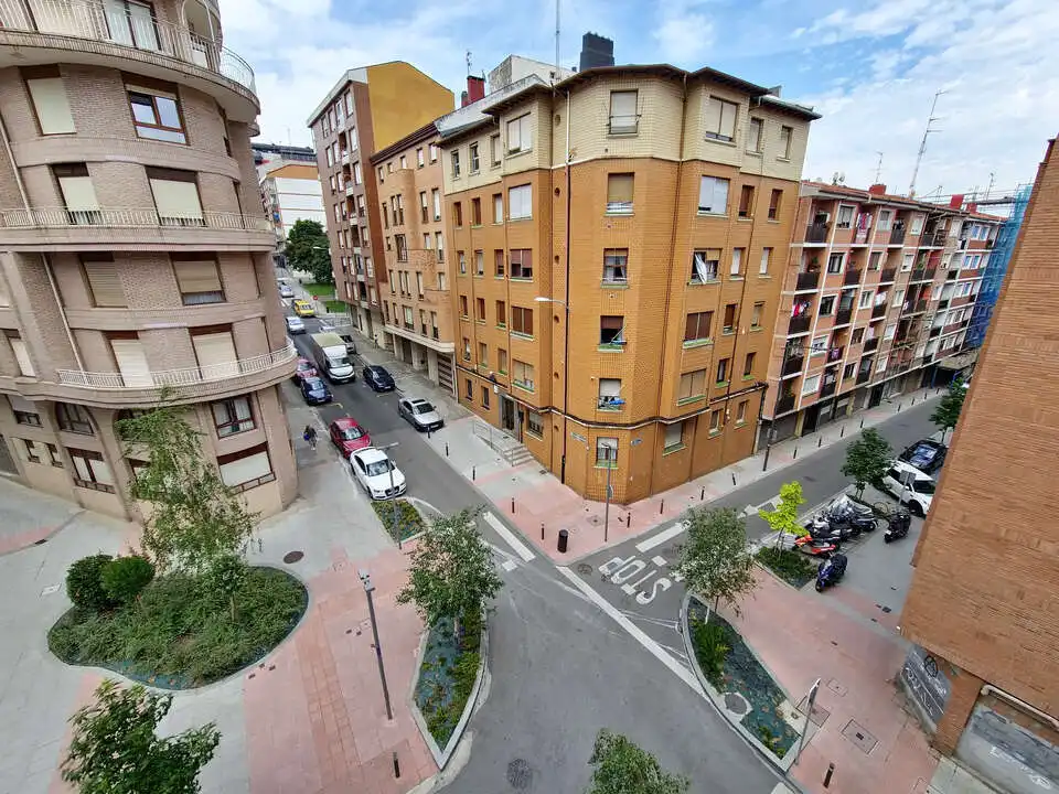 Vista exterior de Pis en venda en Santurtzi  amb Calefacció, Moblat i Balcó