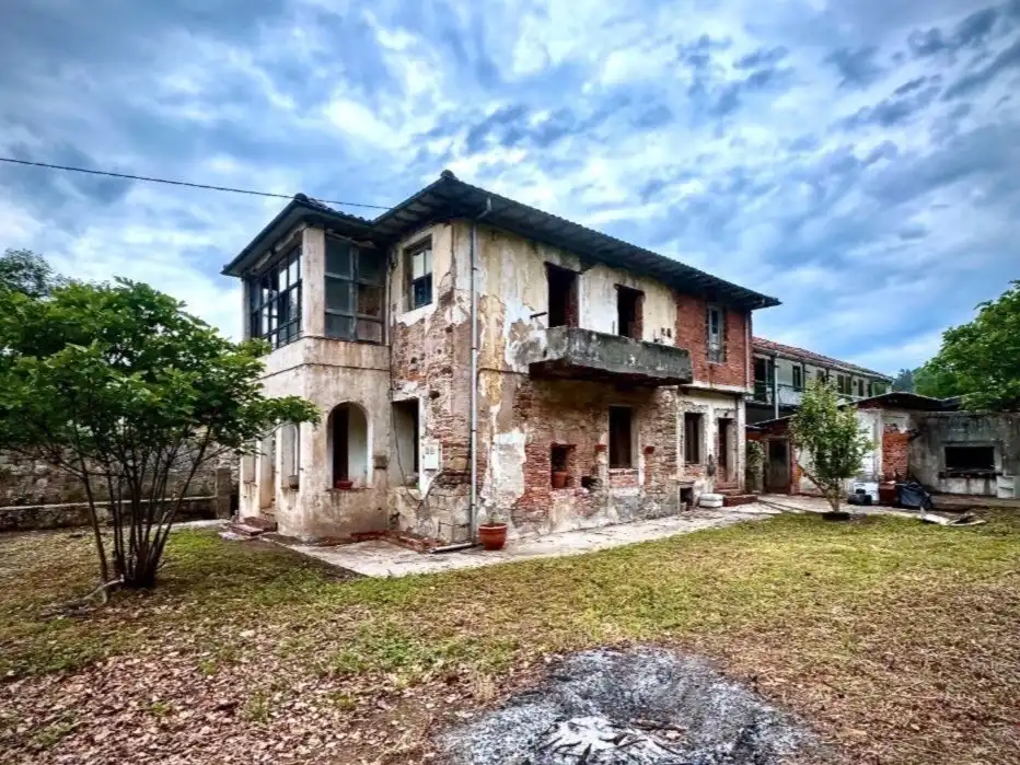 Casa rústica amb jardí en venda a Barrio Baldelazón 8