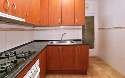 Kitchen of Apartment for sale in  Barcelona Capital  with Oven and Alarm