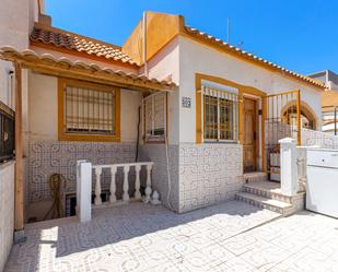 Vista exterior de Casa adosada en venda en Torrevieja amb Aire condicionat, Jardí privat i Terrassa