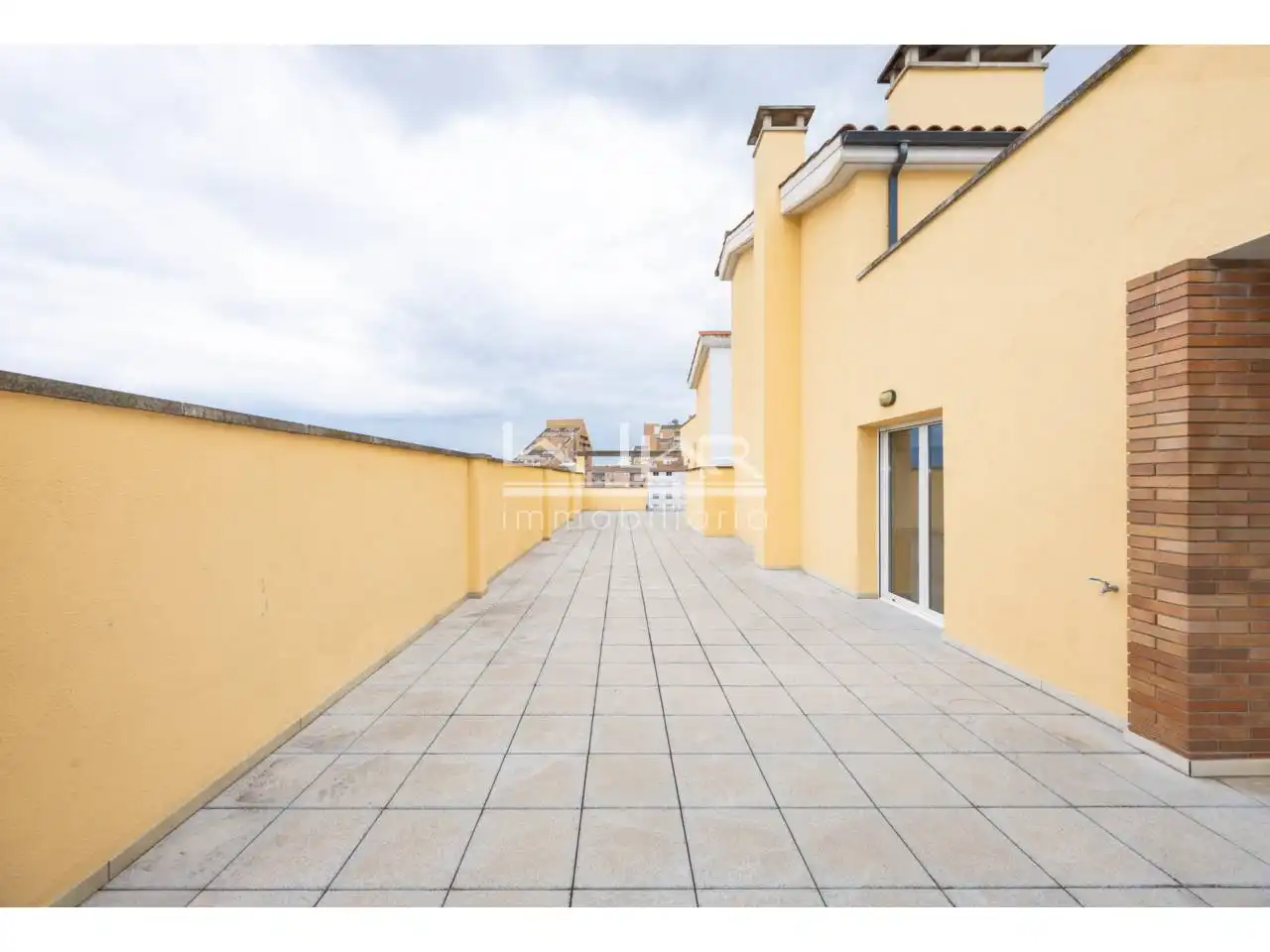 Vista exterior de Ático en venta en Vic con Calefacción, Terraza y Trastero