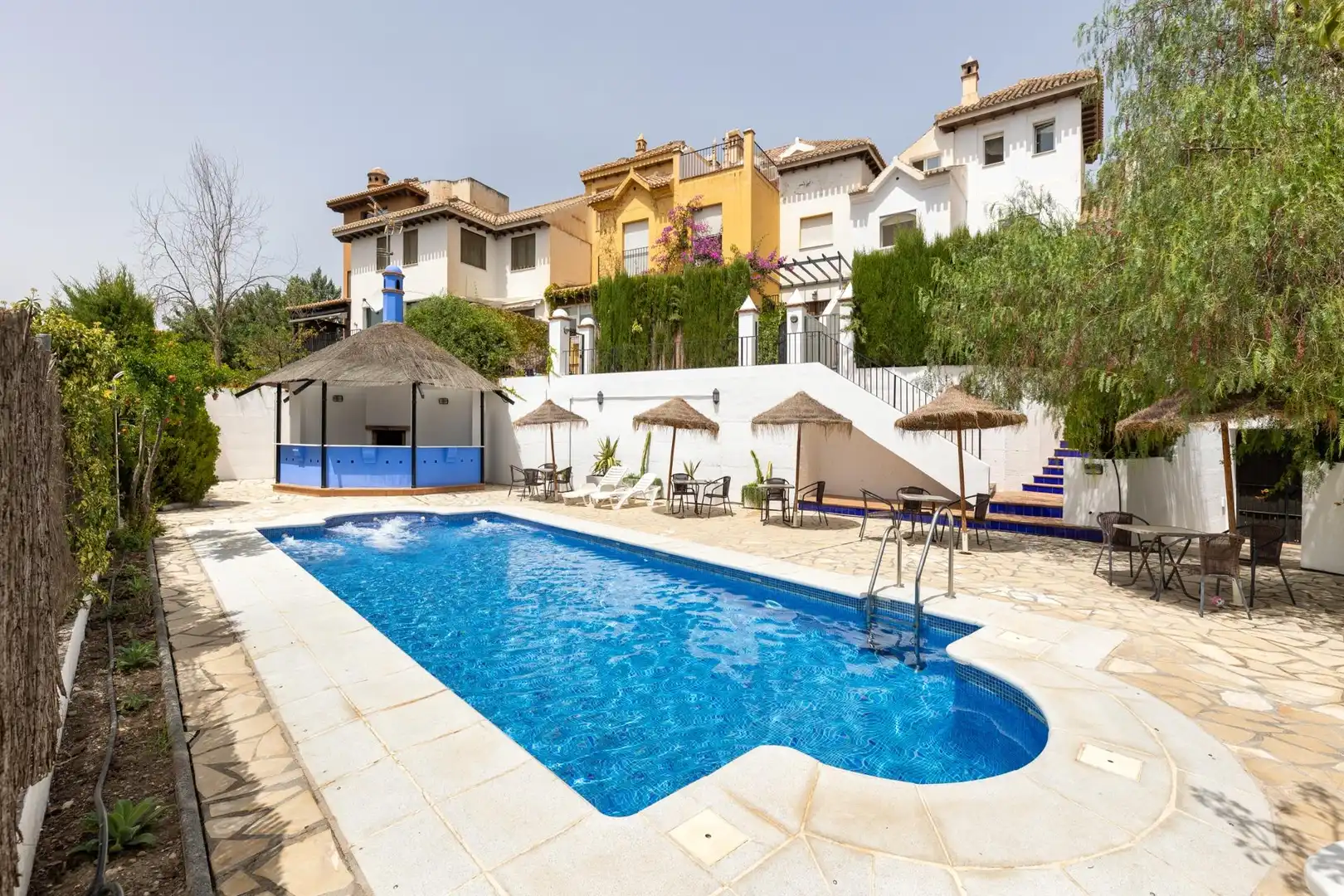 Schwimmbecken von Einfamilien-Reihenhaus zum Verkauf in Granada mit Klimaanlage, Heizung und Privatgarten