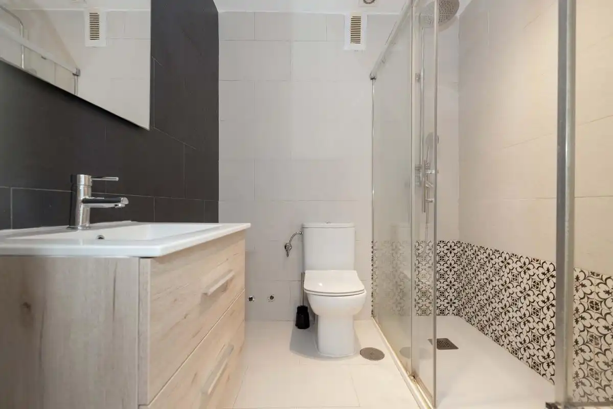 Baño de Casa adosada en venta en Valencina de la Concepción con Aire acondicionado, Calefacción y Terraza