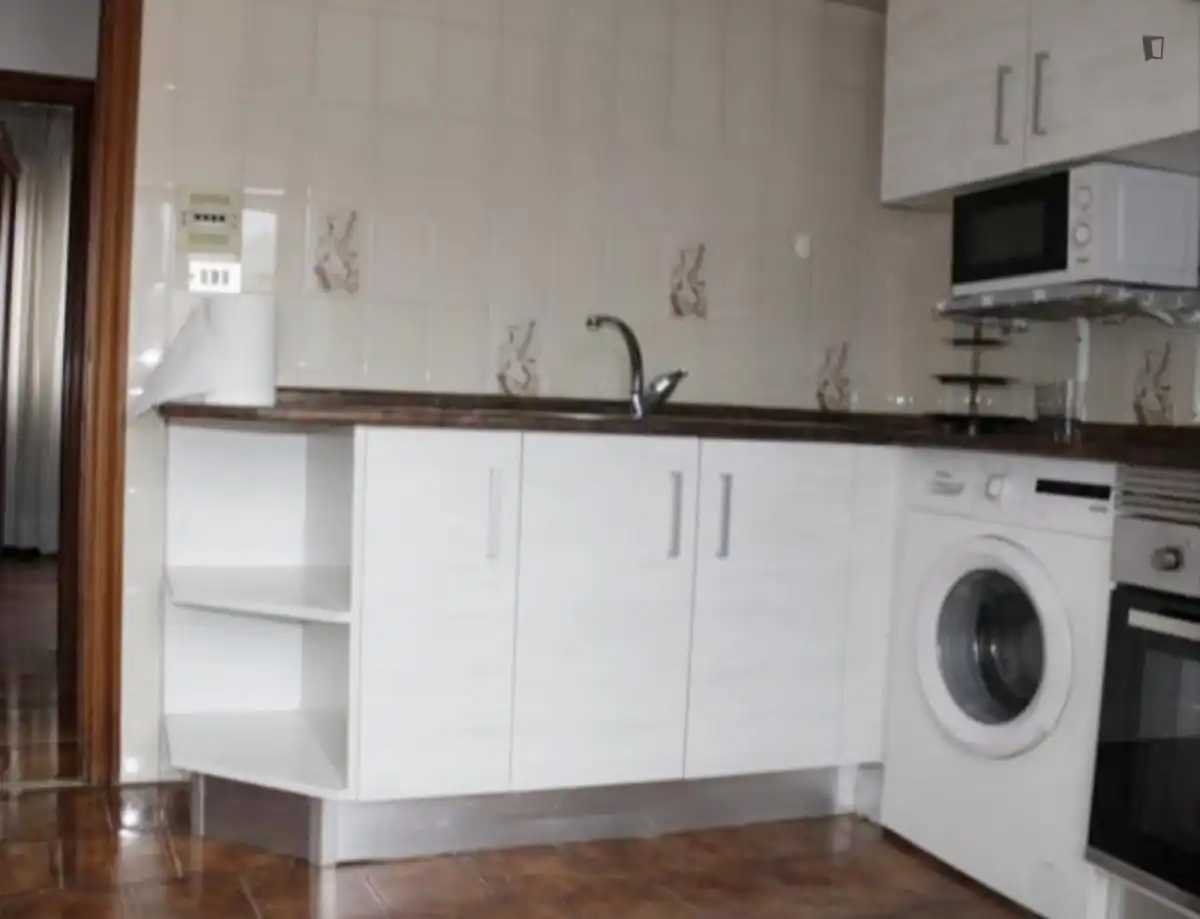 Cuina de Apartament per a compartir en Barakaldo  amb Moblat, Forn i Rentadora