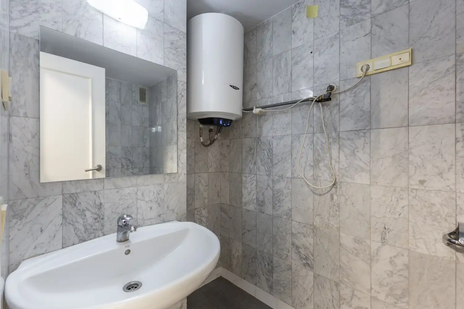 Bathroom of Flat for sale in Valencia  with Air Conditioner, Heating and Balcony