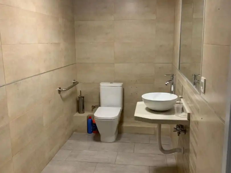 Badezimmer von Geschaftsraum zur Miete in Badajoz mit Klimaanlage, Heizung und Parkett