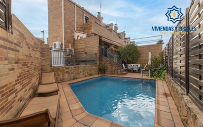 Piscina de Casa adosada en venda en  Granada Capital amb Aire condicionat, Terrassa i Piscina