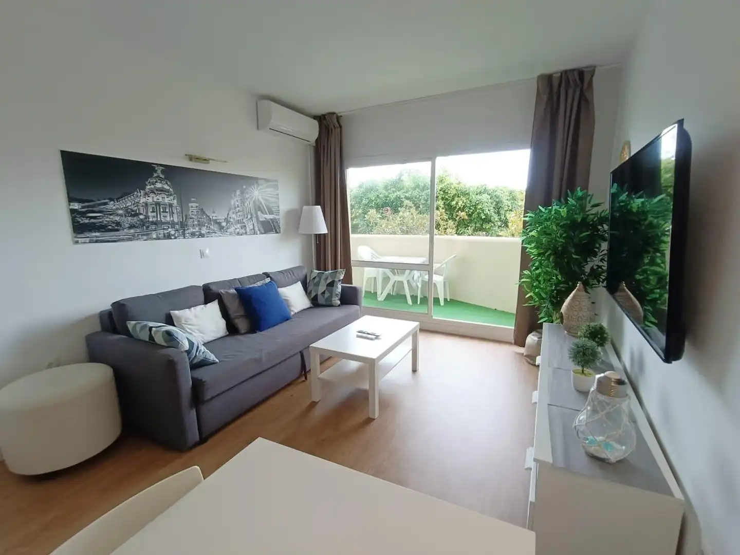 Sala d'estar de Apartament en venda en Benalmádena amb Aire condicionat, Jardí privat i Terrassa