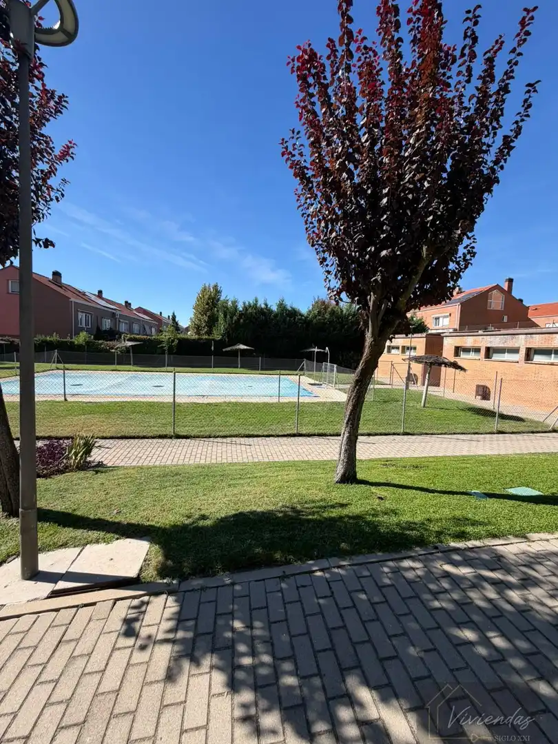 Schwimmbecken von Wohnungen zum Verkauf in Boadilla del Monte mit Klimaanlage, Heizung und Parkett