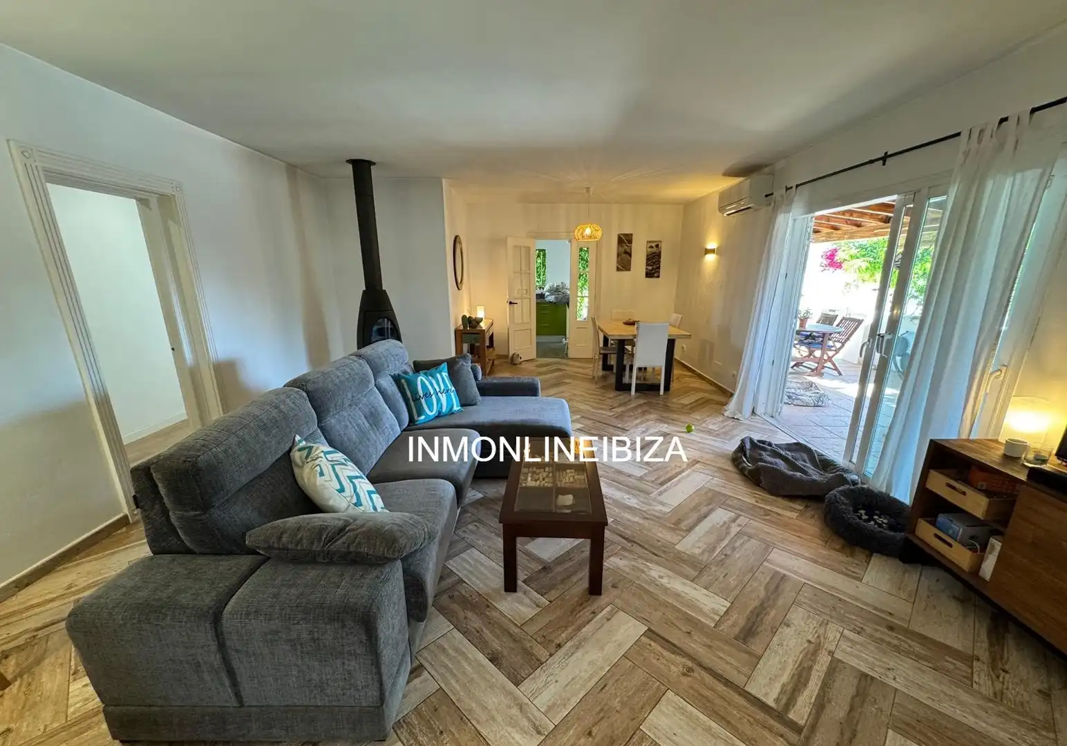 Sala d'estar de Casa o xalet en venda en Sant Antoni de Portmany amb Aire condicionat, Jardí privat i Terrassa