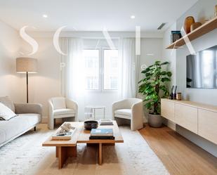 Living room of Flat to rent in  Madrid Capital  with Air Conditioner, Parquet flooring and Storage room