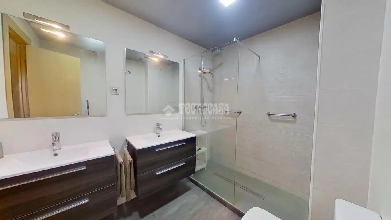 Baño de Piso en venta en Sabadell con Aire acondicionado