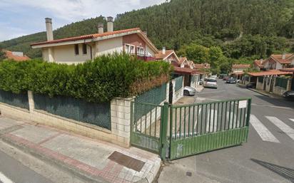 Vista exterior de Casa o xalet en venda en Castro-Urdiales amb Calefacció, Jardí privat i Terrassa