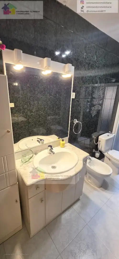 Bany de Casa o xalet en venda en La Pola de Gordón  amb Calefacció, Jardí privat i Parquet