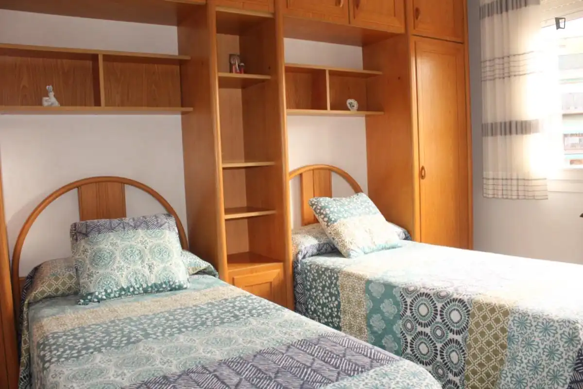 Dormitori de Apartament per a compartir en Sant Joan Despí amb Calefacció, Moblat i Forn