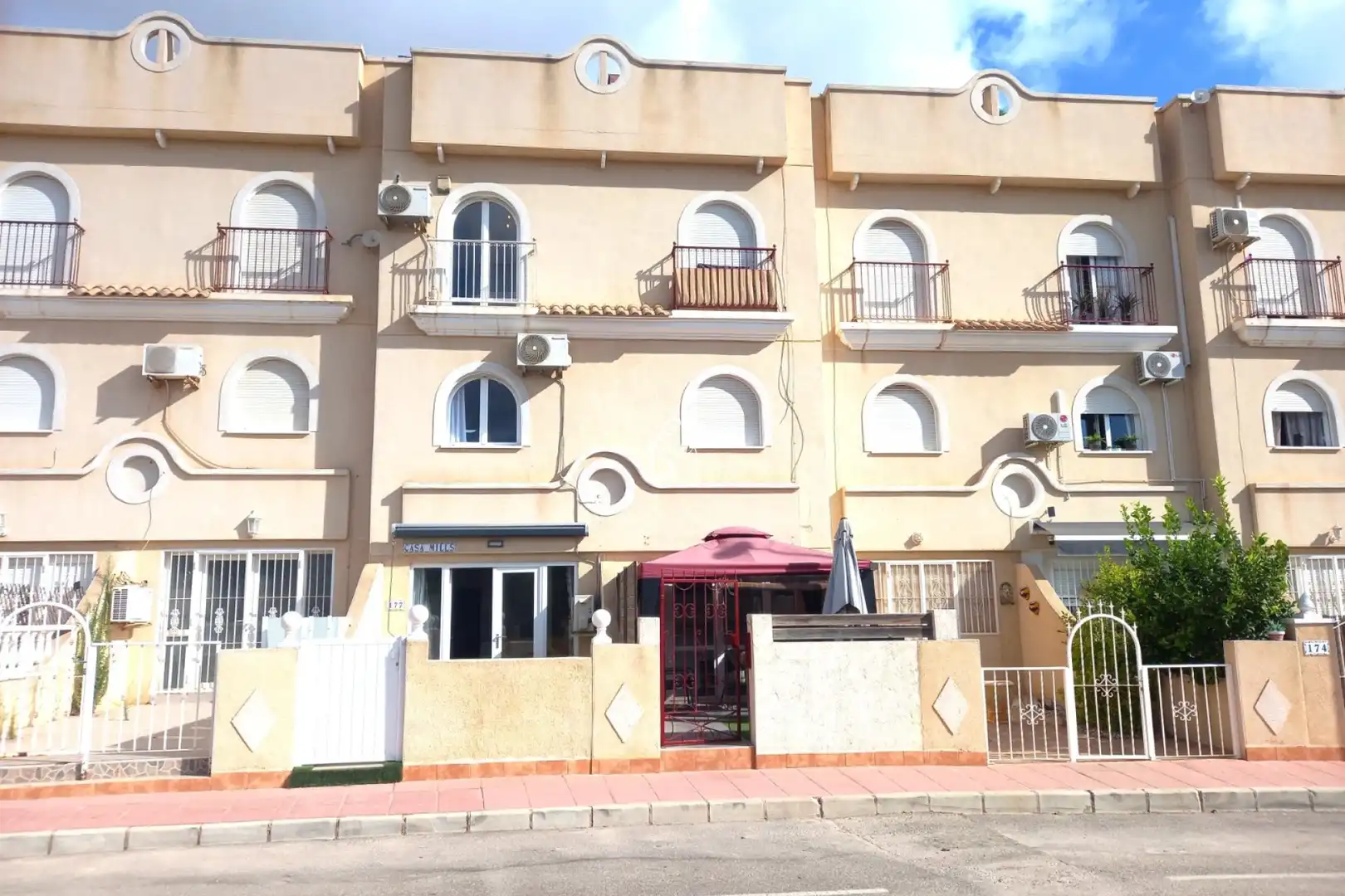 Vista exterior de Casa adosada de lloguer en Orihuela amb Aire condicionat, Jardí privat i Terrassa