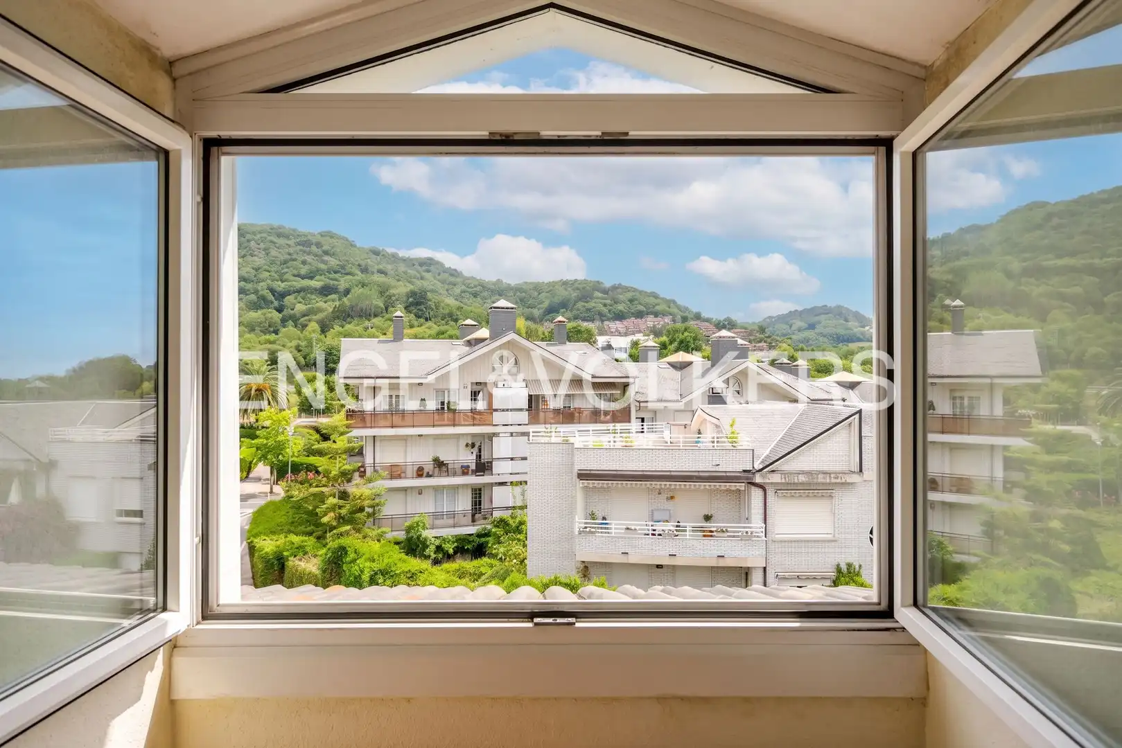 Vista exterior de Casa adosada en venda en Donostia - San Sebastián  amb Calefacció, Jardí privat i Terrassa
