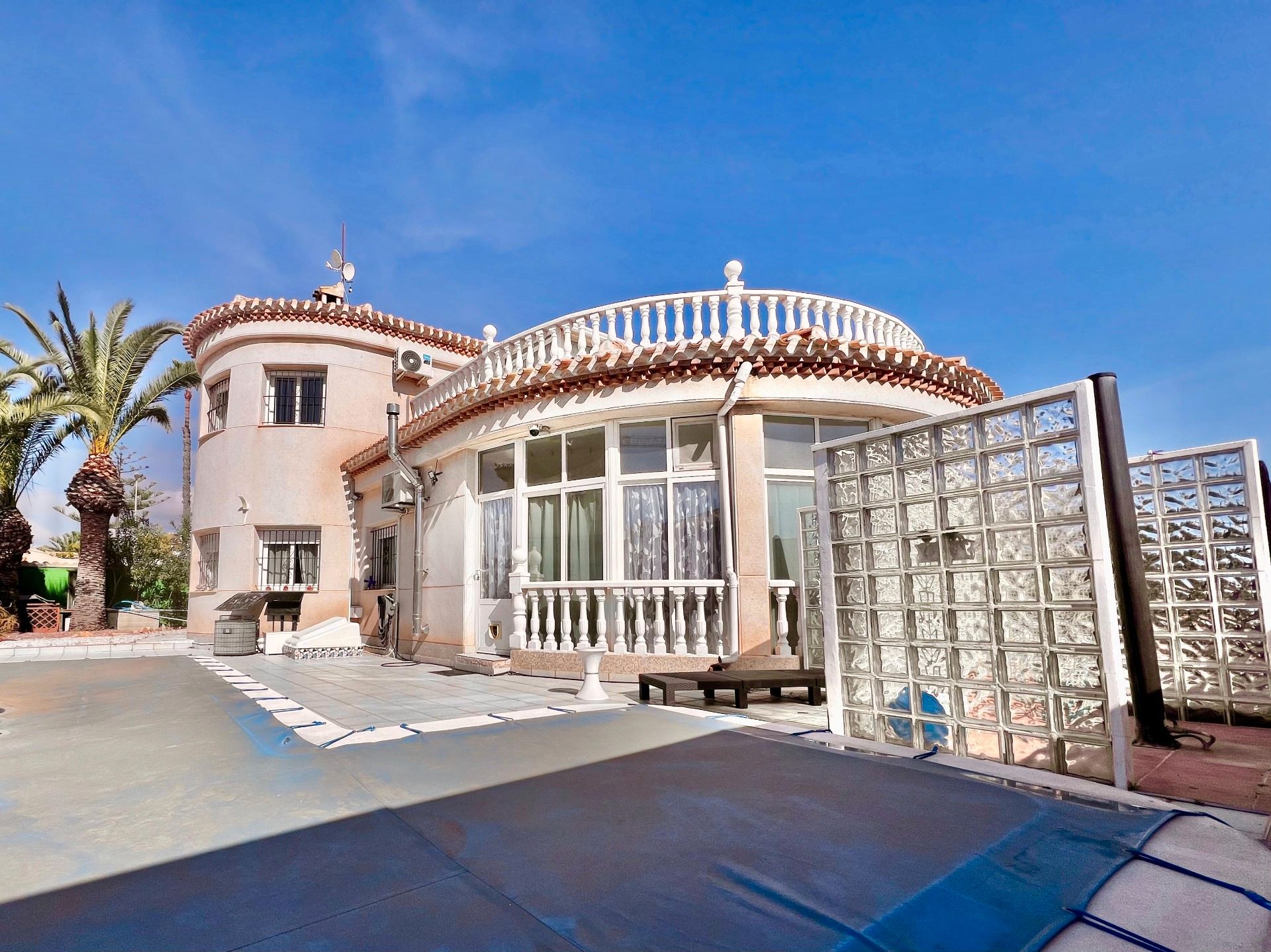 Vista exterior de Casa o xalet en venda en Orihuela amb Aire condicionat, Jardí privat i Terrassa