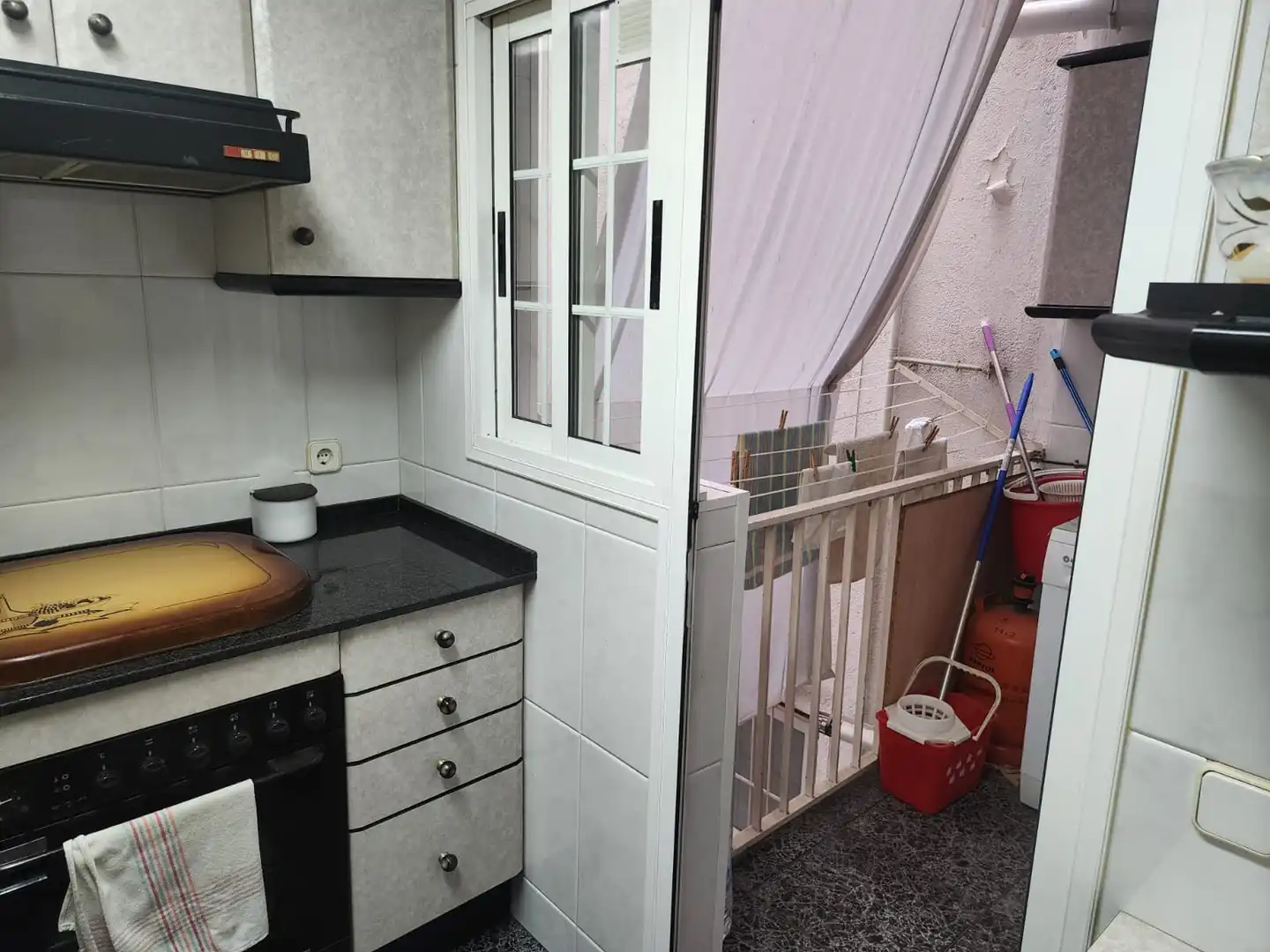Kitchen of Flat for sale in L'Hospitalet de Llobregat  with Furnished, Oven and Washing machine