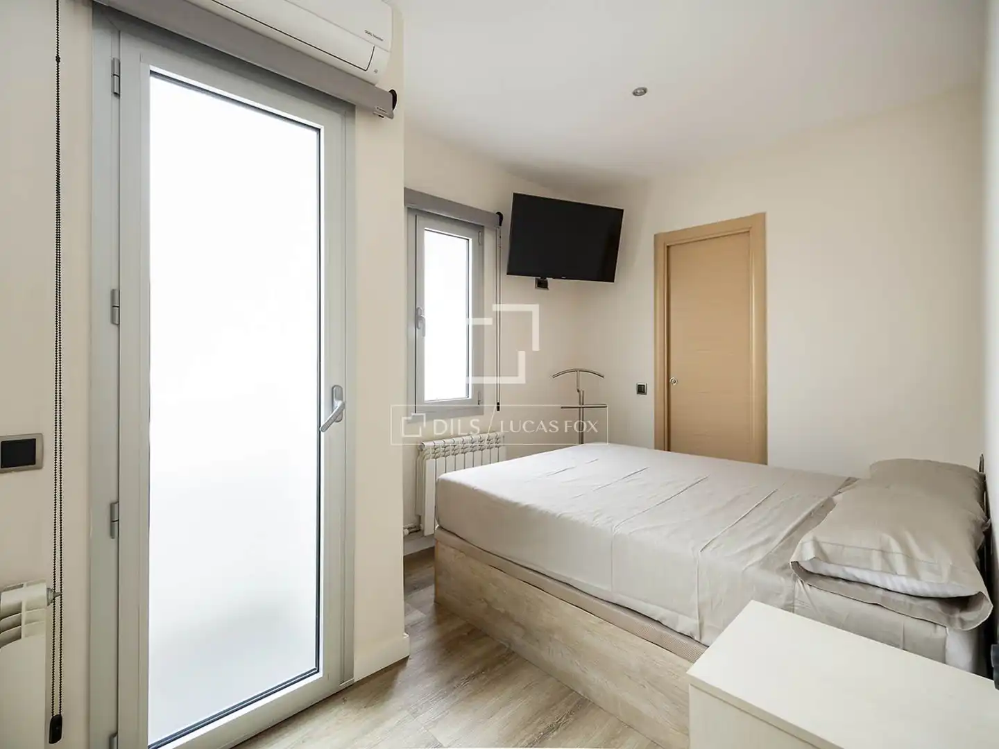 Schlafzimmer von Dachboden zum Verkauf in Barcelona mit Heizung, Terrasse und Möbliert