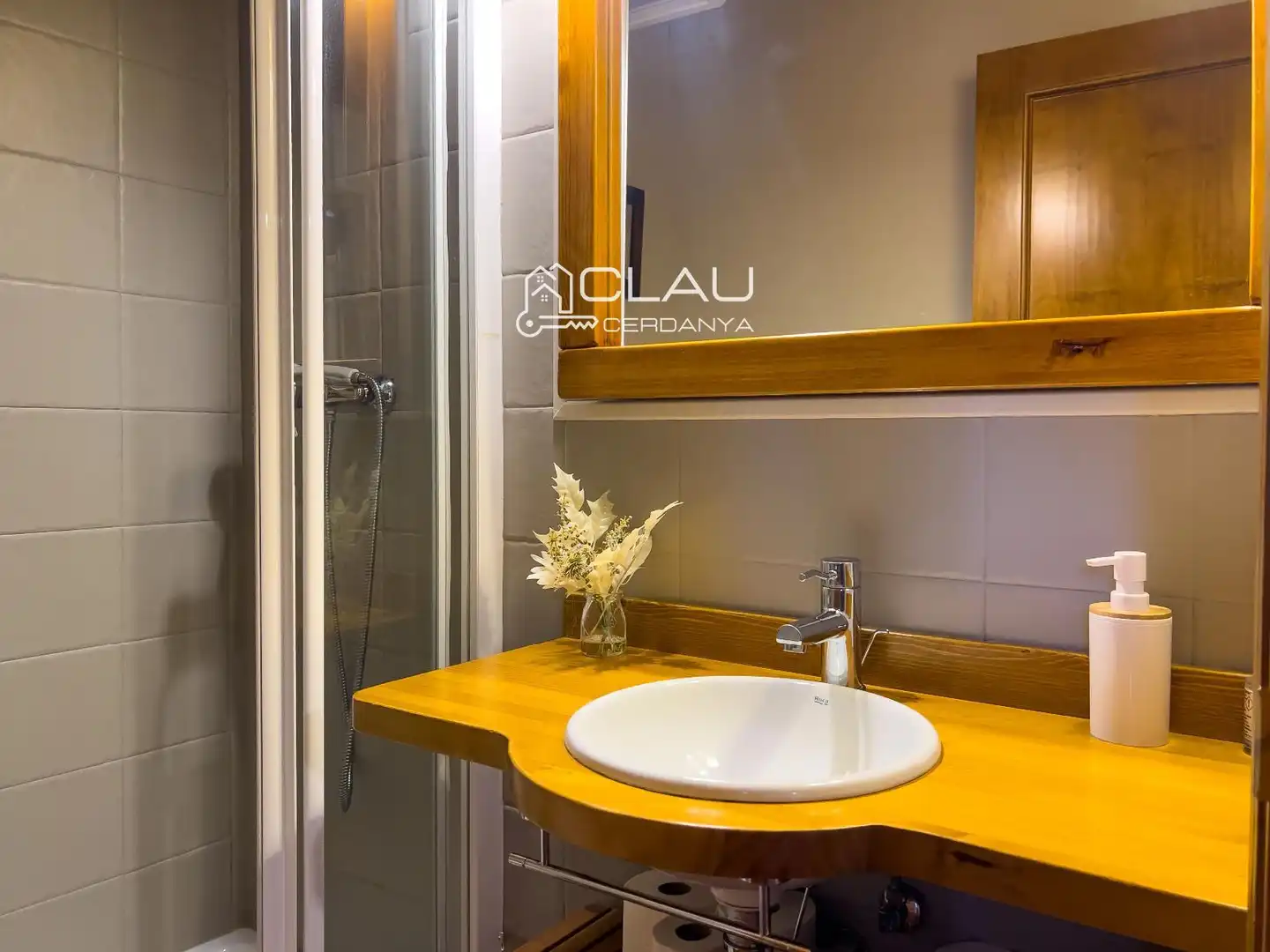 Badezimmer von Einfamilien-Reihenhaus zur Miete in Palau - de - Cerdagne mit Heizung, Privatgarten und Parkett