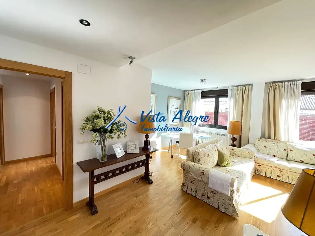 Sala de estar de Ático en venta en Haro con Calefacción, Parquet y Terraza