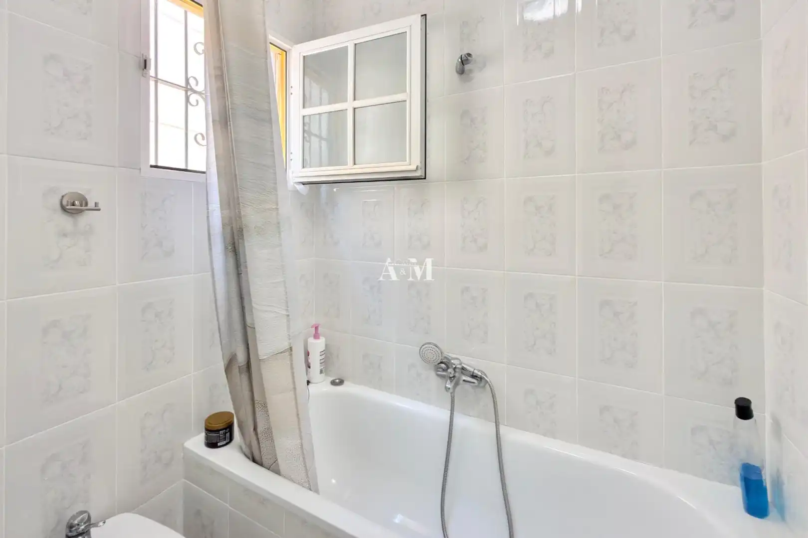 Bathroom of Flat for rent in Torrevieja  with Air Conditioner, Heating and Terrace