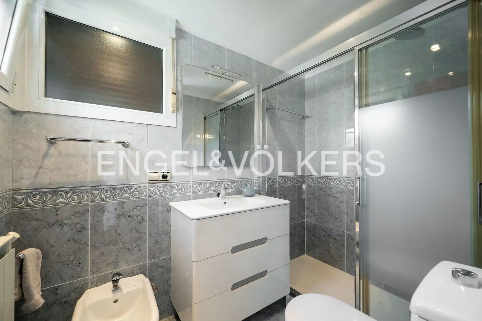 Bathroom of Flat for sale in Donostia - San Sebastián   with Air Conditioner, Heating and Private garden