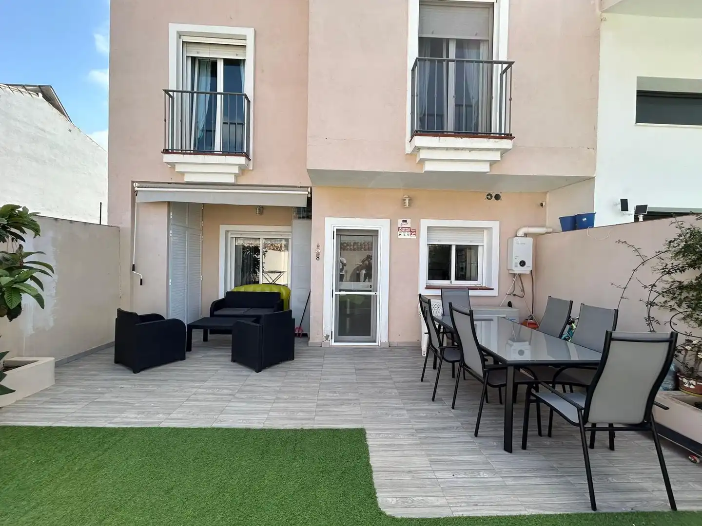 Terrasse von Einfamilien-Reihenhaus zum Verkauf in Casares mit Schwimmbad