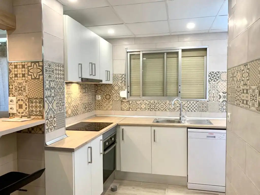 Cuina de Apartament en venda en Alicante / Alacant amb Aire condicionat, Terrassa i Moblat