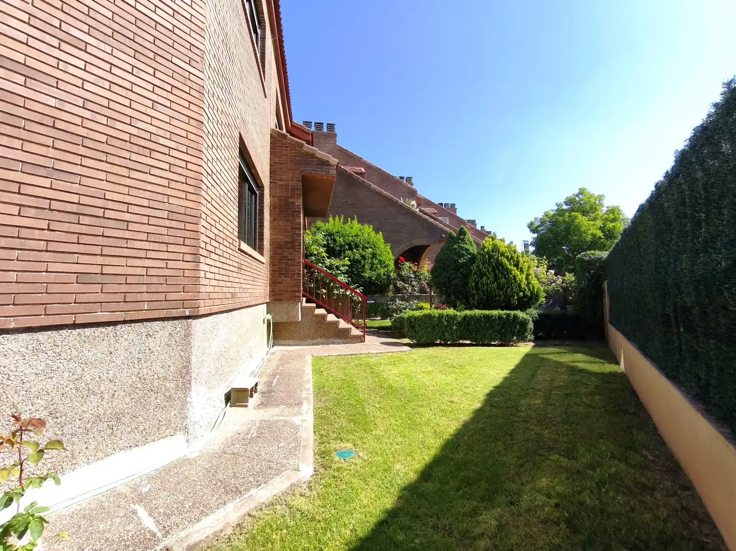 Vista exterior de Casa adosada en venda en  Logroño amb Calefacció, Jardí privat i Parquet