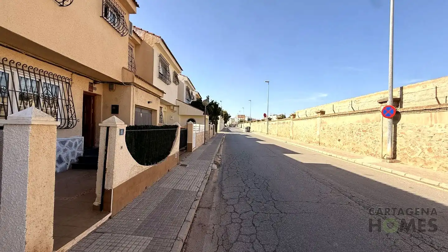 Vista exterior de Casa o xalet en venda en Cartagena amb Aire condicionat i Jardí privat